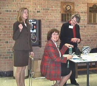 FrontDesk.jpg (58686 bytes)
